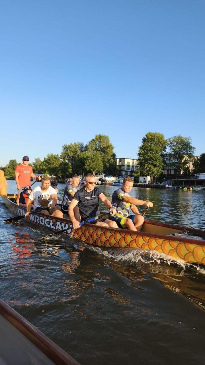 Smocza łódź z napisem KTW Wrocław w pełnym tempie, wiosła tną wodę