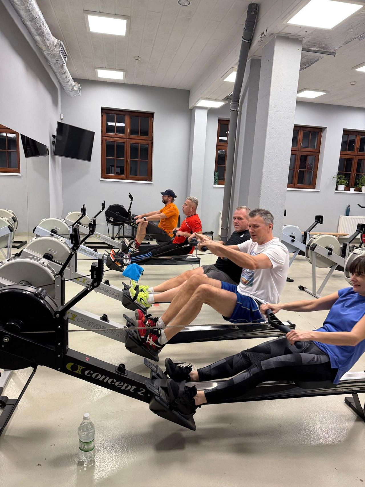 Zimowy trening na ergometrach wioślarskich w sali