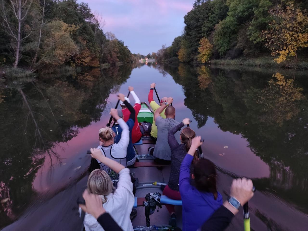Jesienny trening: łódź na wąskim odcinku rzeki, drzewa odbijają się w wodzie