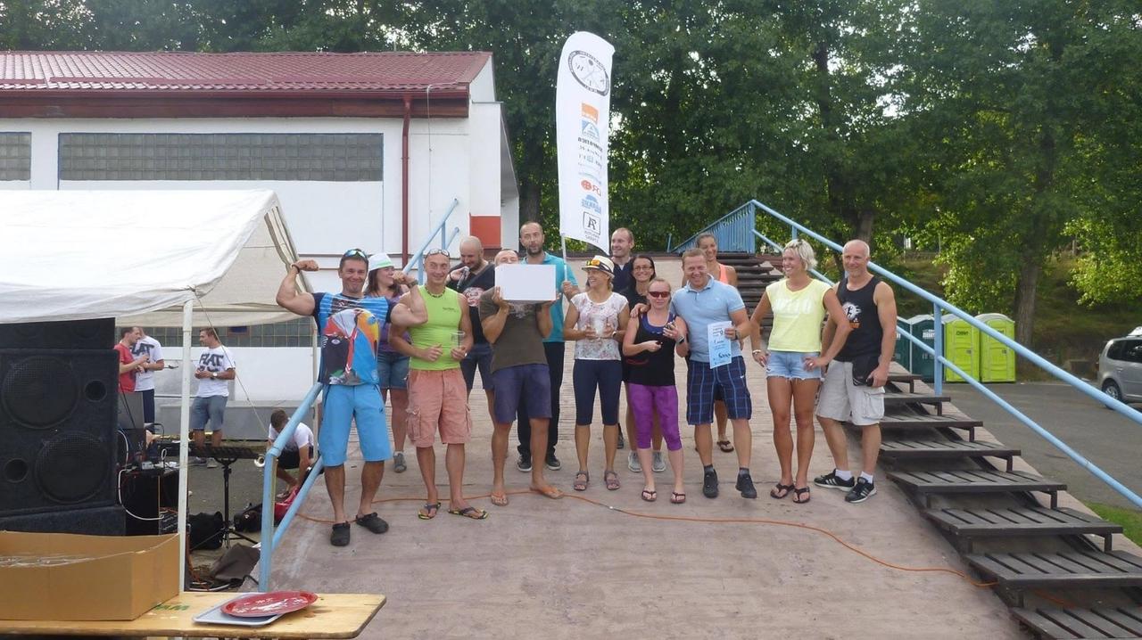Członkowie KTW z dyplomem i klubową flagą na brzegu rzeki w Pradze po wygraniu regat Tragický dlouhé tratě 2016